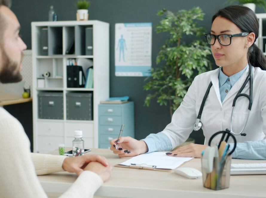 Dokter berkonsultasi dengan pasien di ruang praktik, ilustrasi pajak dokter praktik mandiri