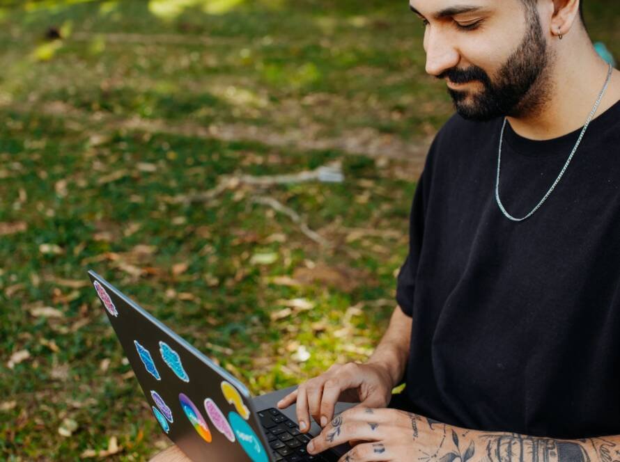 Freelancer bekerja dengan laptop di taman, ilustrasi pajak freelancer