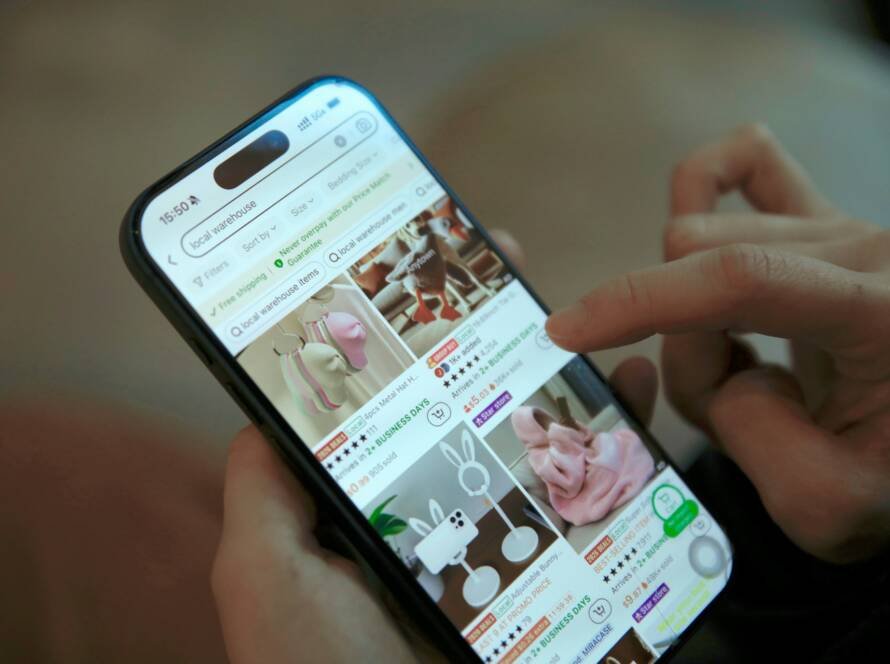 Ponsel menampilkan aplikasi belanja online, ilustrasi pajak online shop dan marketplace